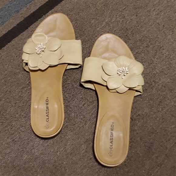 Cityclassified Shoes - Cityclassified Sandals with Flower SZ 8